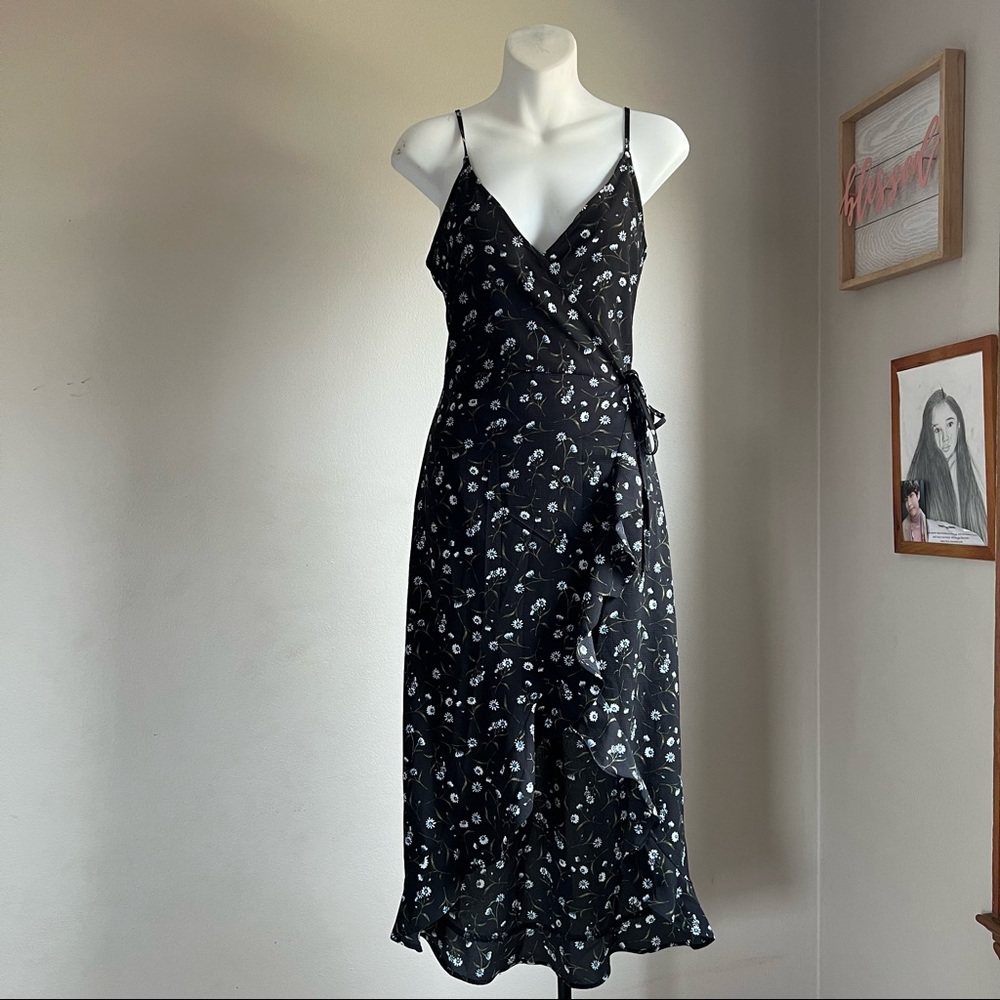 3/$20 NWT H&M spaghetti strap printed V-Neck ruffled wrap maxi dress!